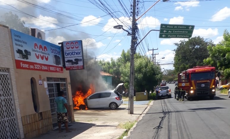 Populares filmaram de longe o carro pegando fogo